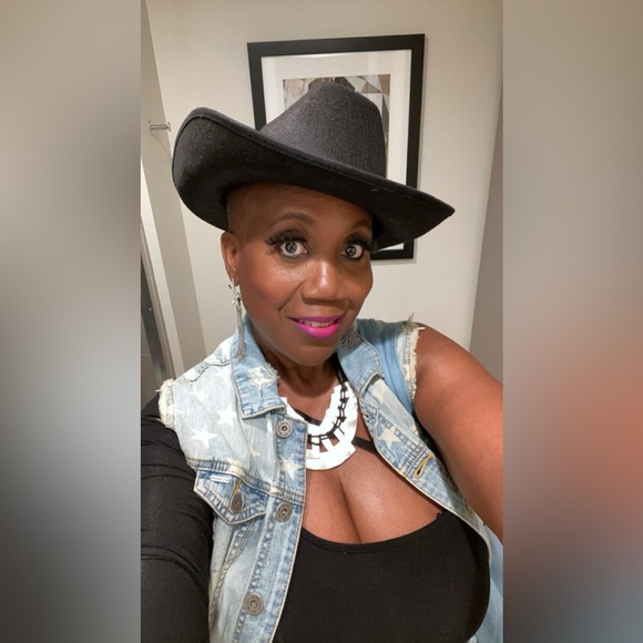 👑 LADYSLYSTYLES IS LIVE 🔥 Like & Share this post to be notified. - Picture 11 of 13